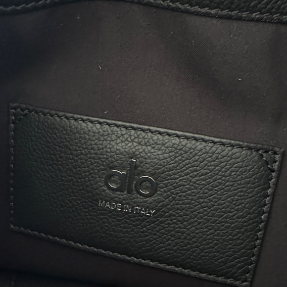 ALO Yoga Balance Leather Bucket Bag - Picture 6 of 10